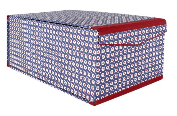 Box mit Klappdeckel und Magnetverschluß,Bezug aus mattem dunkelblauem Dekorpapier und roten Dreiecken,Leinenkanten rot